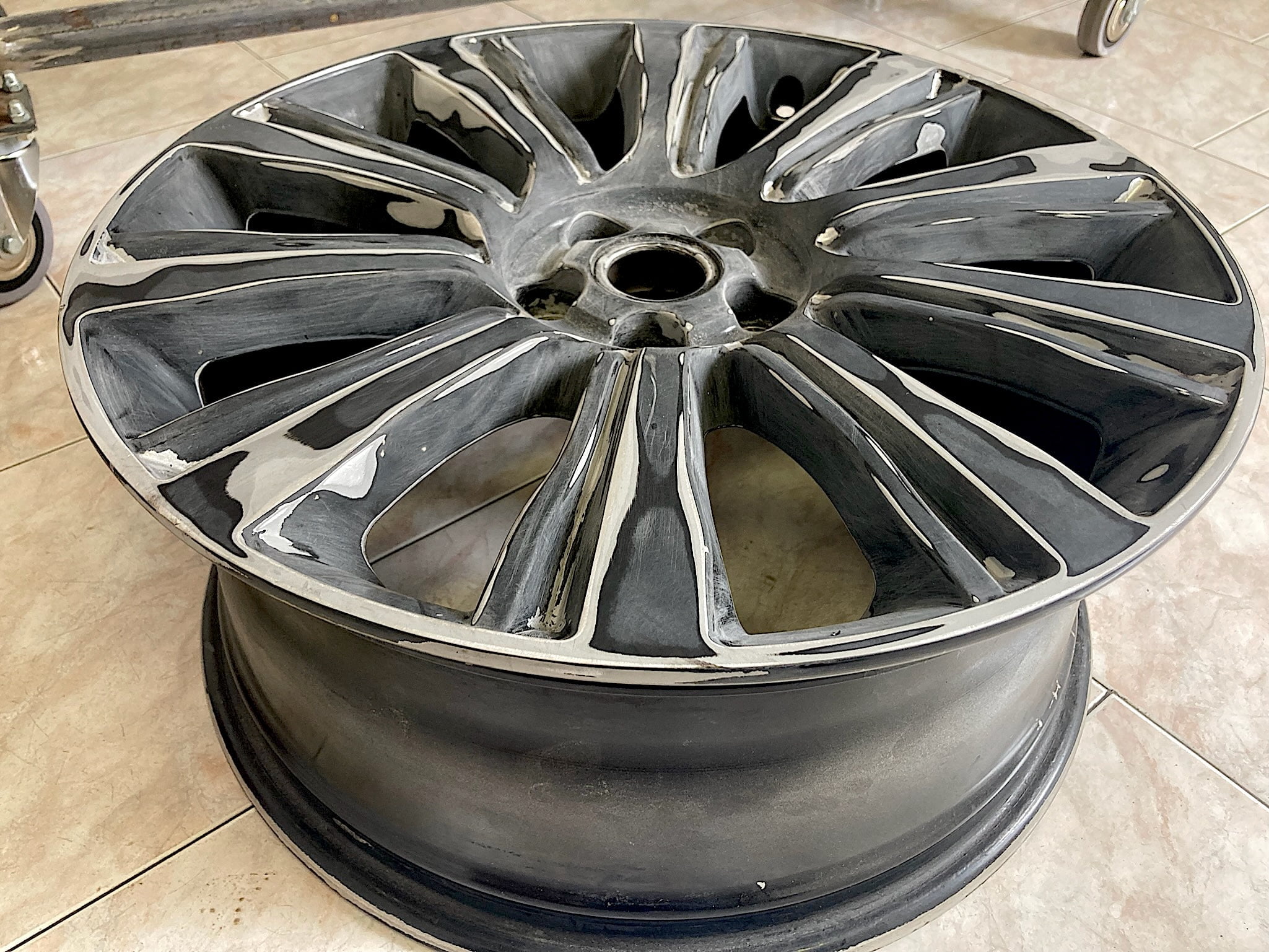 Verniciatura cerchi Range Rover Evoque nero lucido - Dettaglio 2