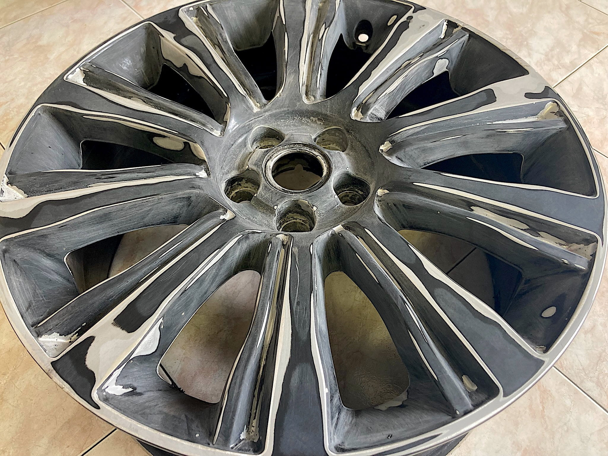 Verniciatura cerchi Range Rover Evoque nero lucido - Dettaglio 5