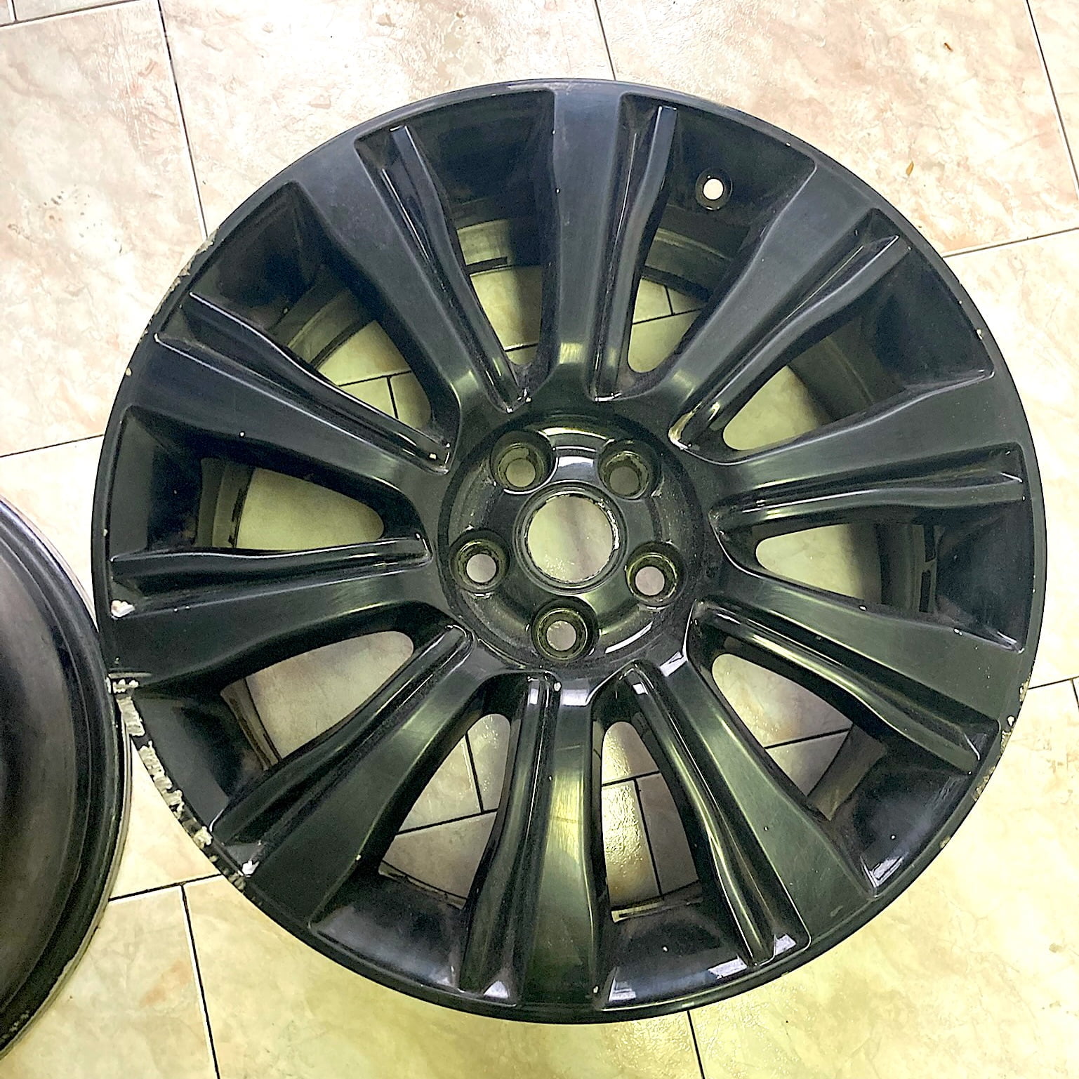 Verniciatura cerchi Range Rover Evoque nero lucido - Dettaglio 6