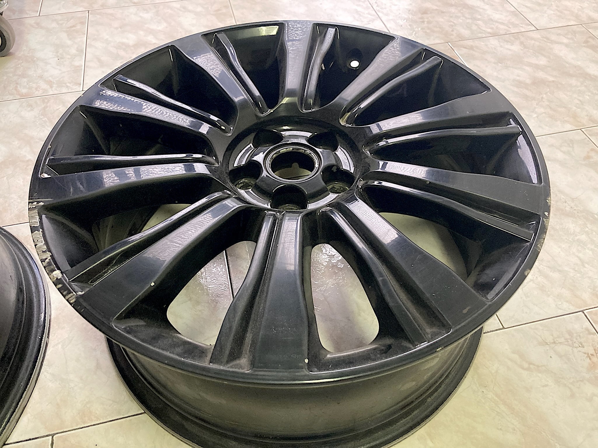 Verniciatura cerchi Range Rover Evoque nero lucido - Dettaglio 7