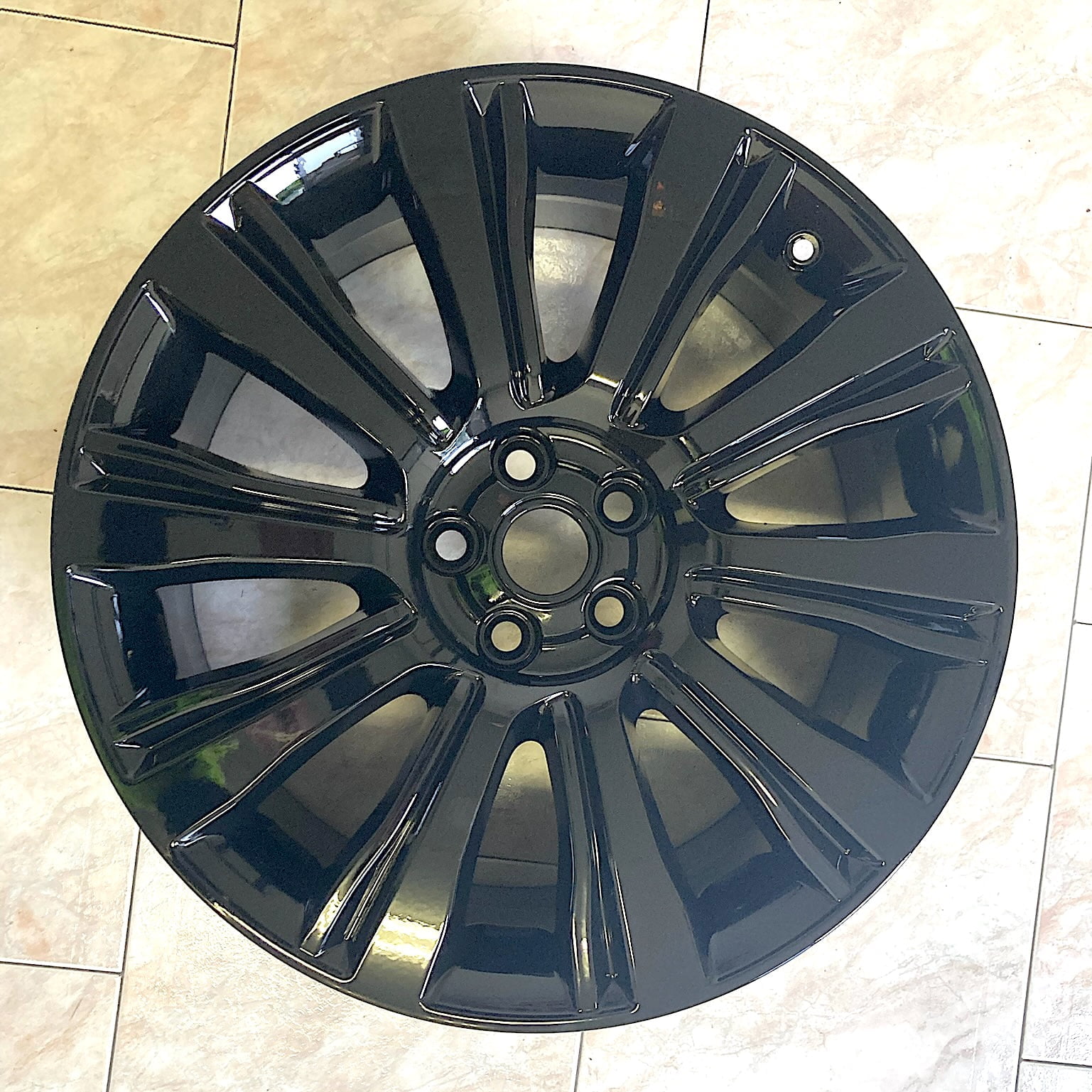 Verniciatura cerchi Range Rover Evoque nero lucido - Dettaglio 10