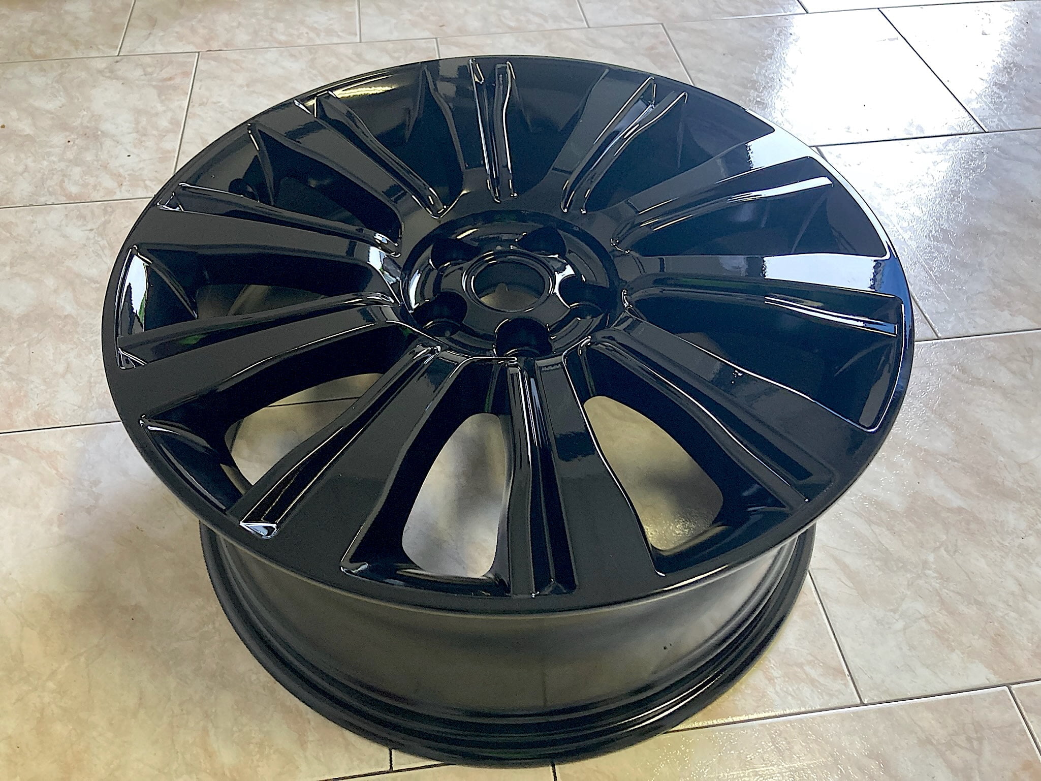 Verniciatura cerchi Range Rover Evoque nero lucido - Dettaglio 9