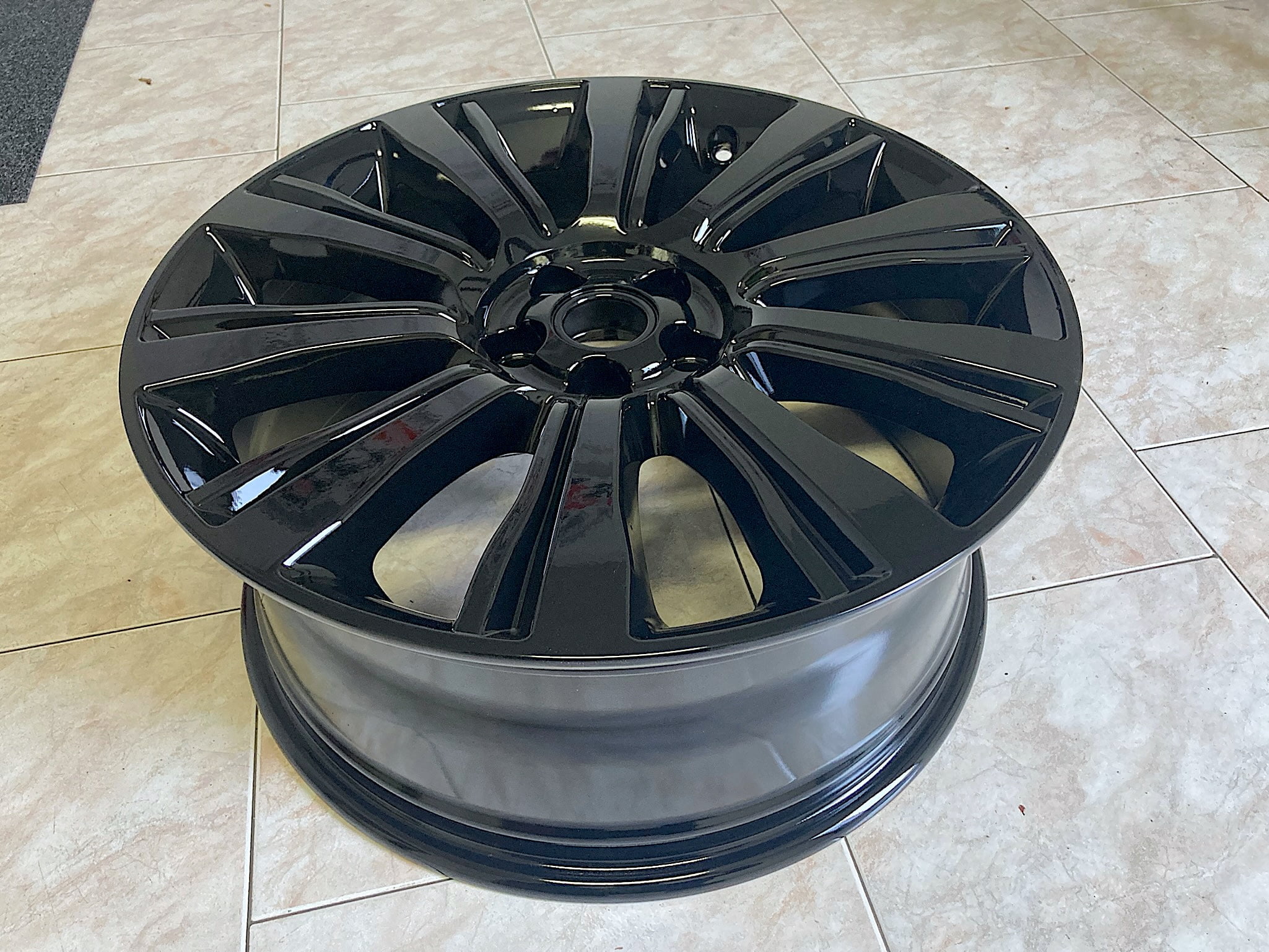 Verniciatura cerchi Range Rover Evoque nero lucido - Dettaglio 3