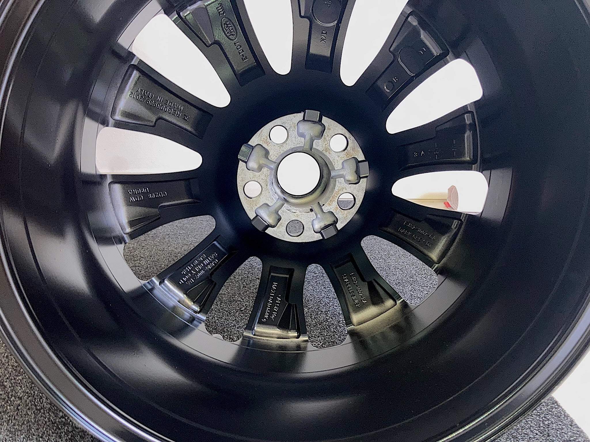 Verniciatura cerchi Range Rover Evoque nero lucido - Dettaglio 8